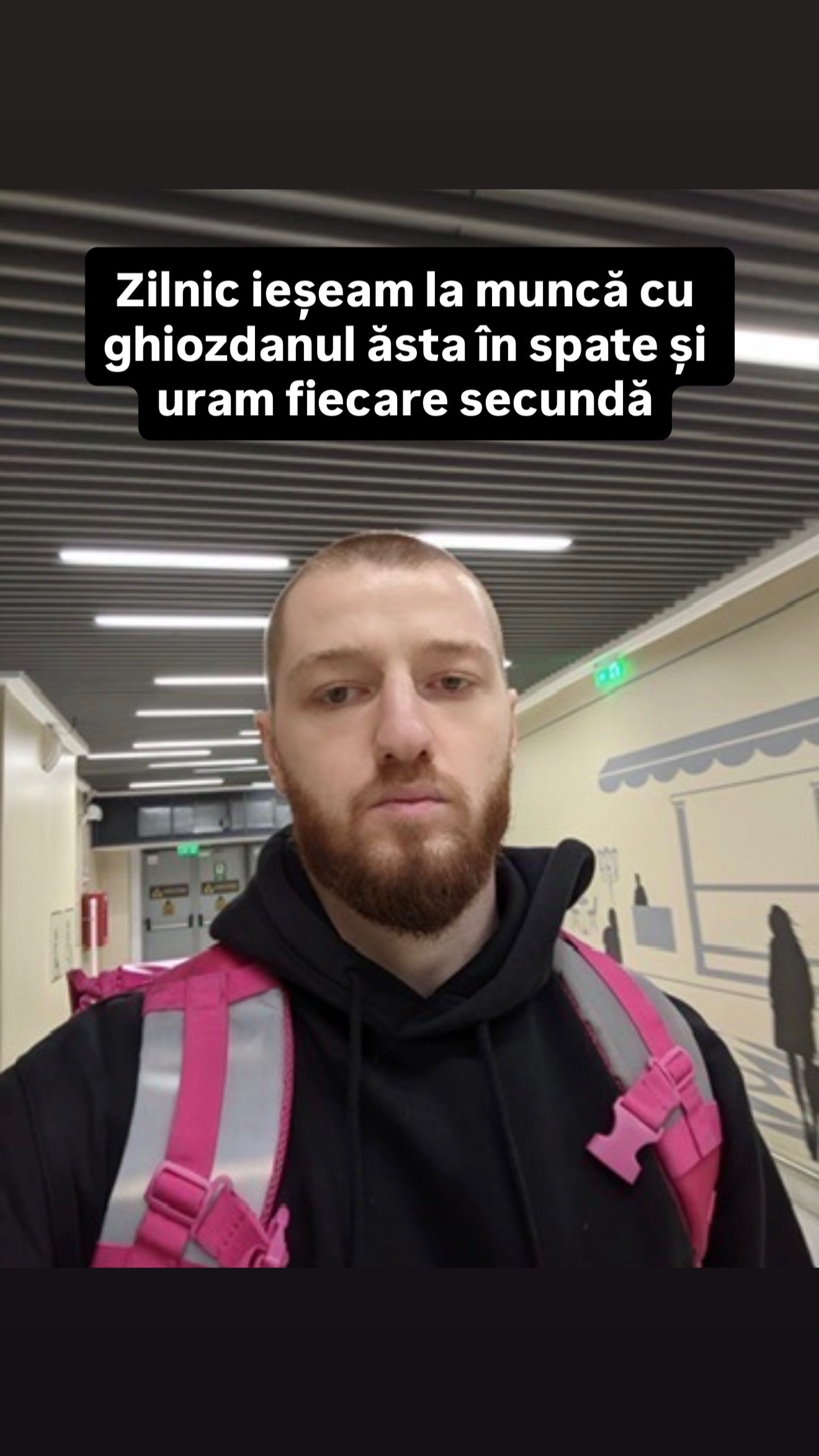 Livrator cu ghiozdanul în spate